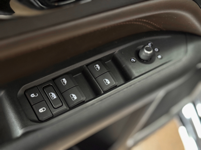 Jeep-COMMANDER-2.0 TD380 TURBO DIESEL OVERLAND AT9