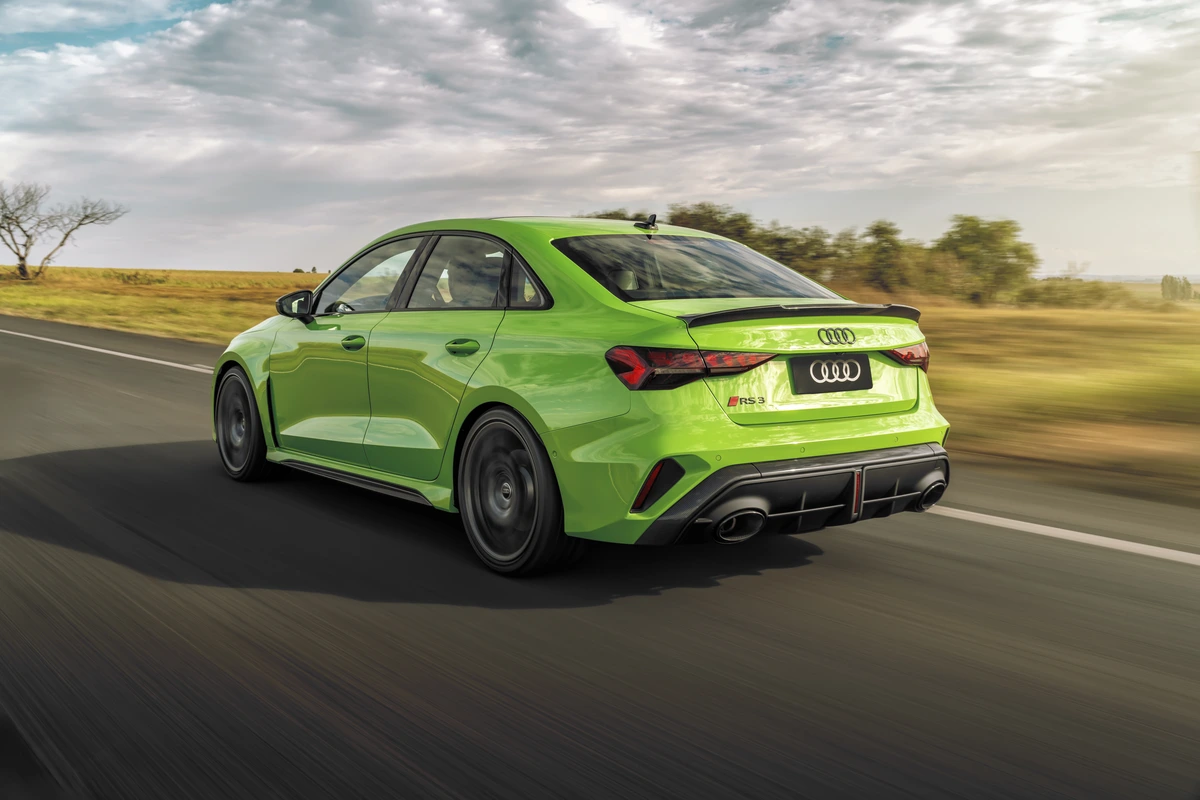 Audi RS3 retorna enfurecido e com venenosos 400 cv