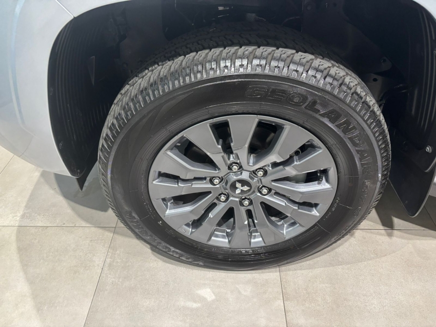 Mitsubishi-TRITON-2.4 BITURBO DIESEL CD HPE-S 4X4 AUTOMÁTICO