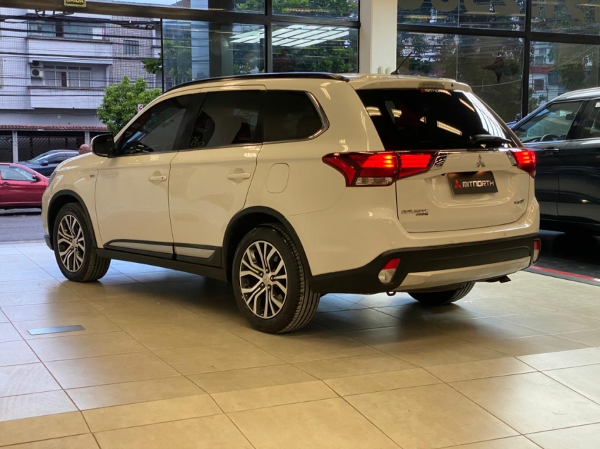 Mitsubishi-OUTLANDER-3.0 GT 4X4 V6 24V GASOLINA 4P AUTOMÁTICO