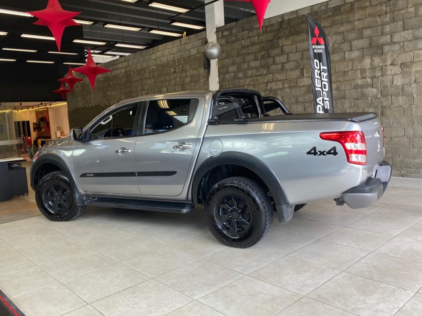 Mitsubishi-L200 TRITON-2.4 16V TURBO DIESEL OUTDOOR HPE CD 4X4 AUTOMÁTICO