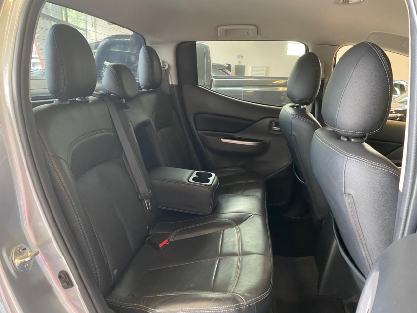 Mitsubishi-L200 TRITON-2.4 16V TURBO DIESEL OUTDOOR HPE CD 4X4 AUTOMÁTICO