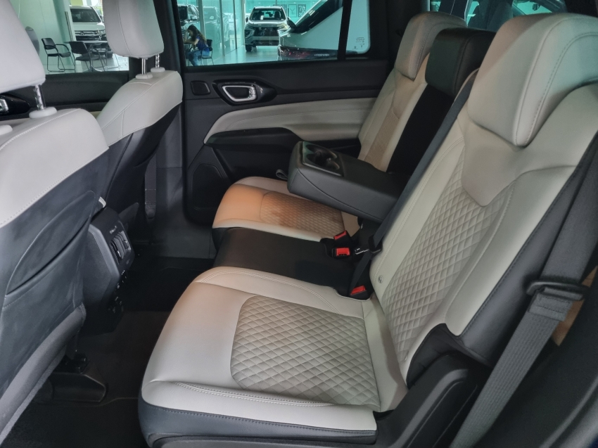 Jeep-COMMANDER-2.0 TD380 TURBO DIESEL OVERLAND AT9