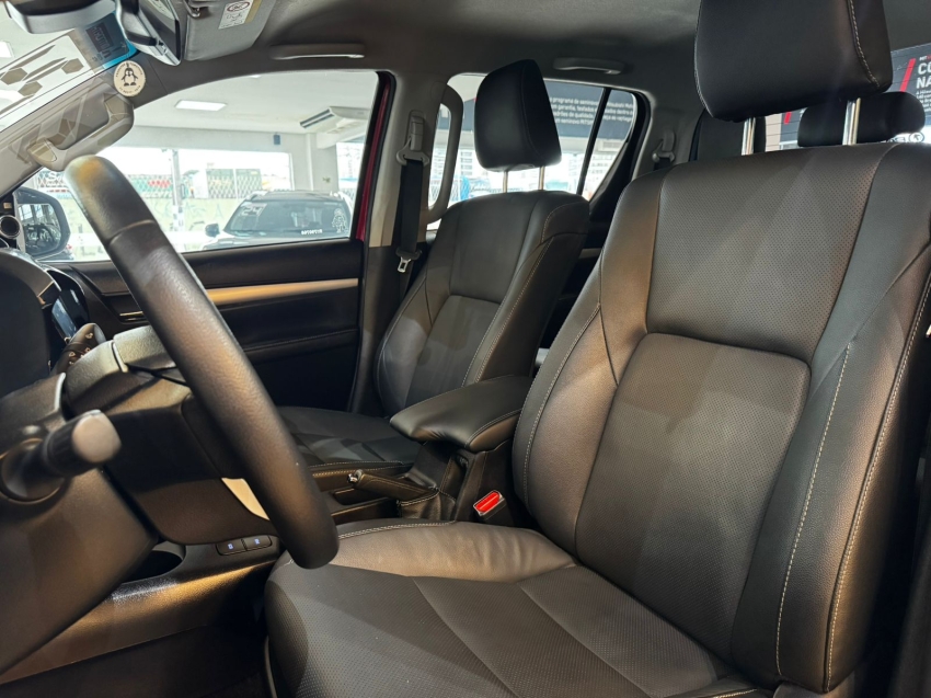 Toyota-HILUX-2.8 D-4D TURBO DIESEL CD SRX 4X4 AUTOMÁTICO