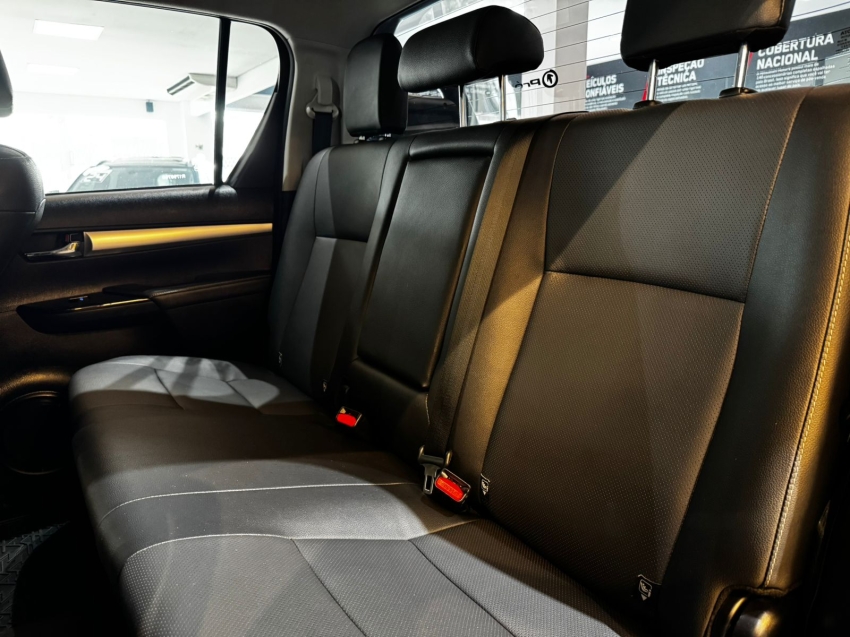 Toyota-HILUX-2.8 D-4D TURBO DIESEL CD SRX 4X4 AUTOMÁTICO