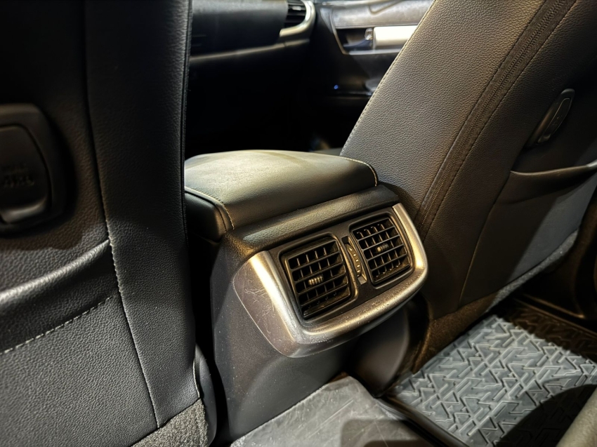 Toyota-HILUX-2.8 D-4D TURBO DIESEL CD SRX 4X4 AUTOMÁTICO