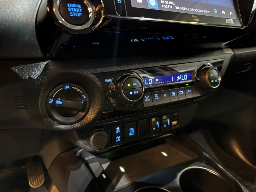 Toyota-HILUX-2.8 D-4D TURBO DIESEL CD SRX 4X4 AUTOMÁTICO