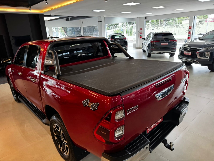 Toyota-HILUX-2.8 D-4D TURBO DIESEL CD SRX 4X4 AUTOMÁTICO
