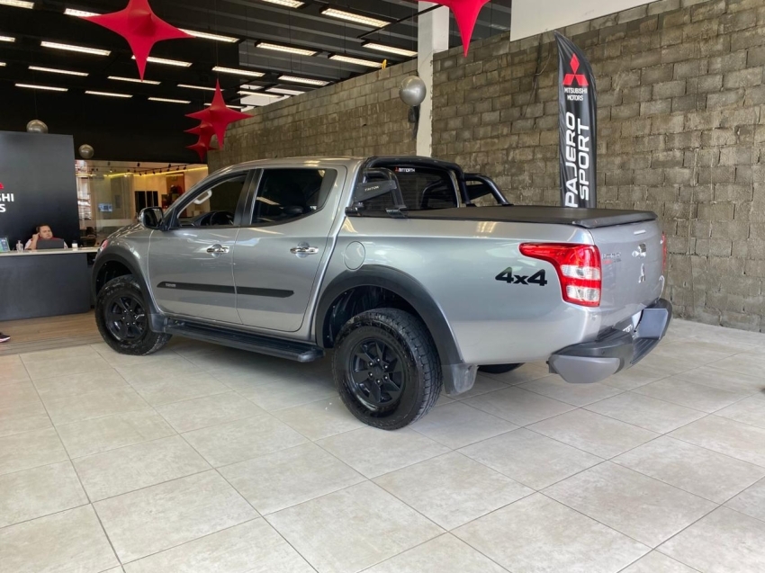 Mitsubishi-L200 TRITON-2.4 16V TURBO DIESEL OUTDOOR HPE CD 4X4 AUTOMÁTICO