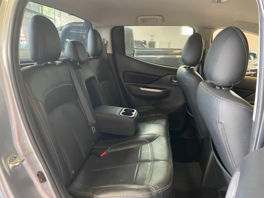 Mitsubishi-L200 TRITON-2.4 16V TURBO DIESEL OUTDOOR HPE CD 4X4 AUTOMÁTICO