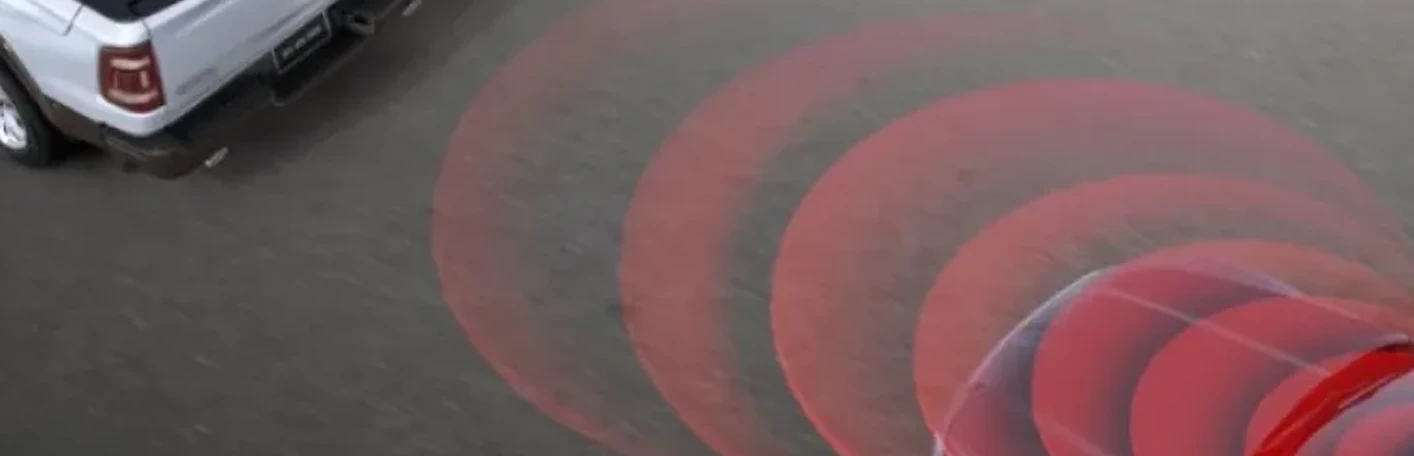 AVISO DE COLISÃO FRONTAL COM FRENAGEM DE EMERGÊNCIA