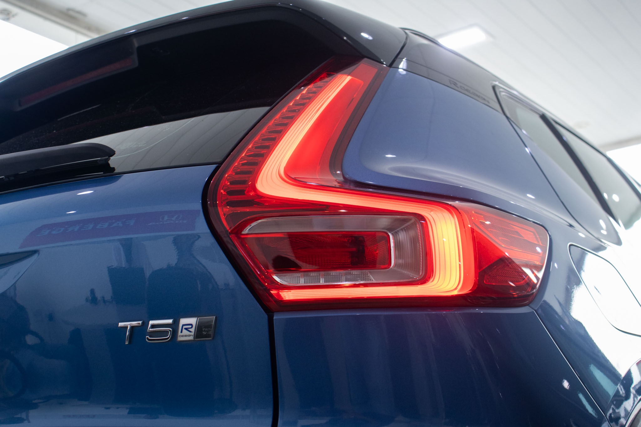 Volvo-XC 40-XC 40 T-5 R-DESIGN 1.5 FWD (Híbrido)