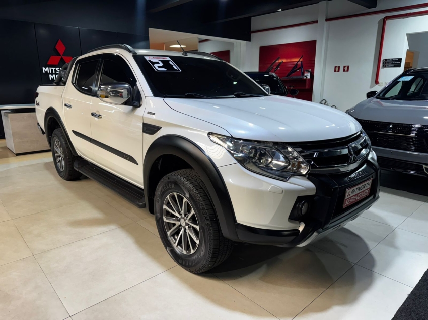 Mitsubishi-L200 TRITON-2.4 16V TURBO DIESEL OUTDOOR HPE-S CD 4X4 AUTOMÁTICO