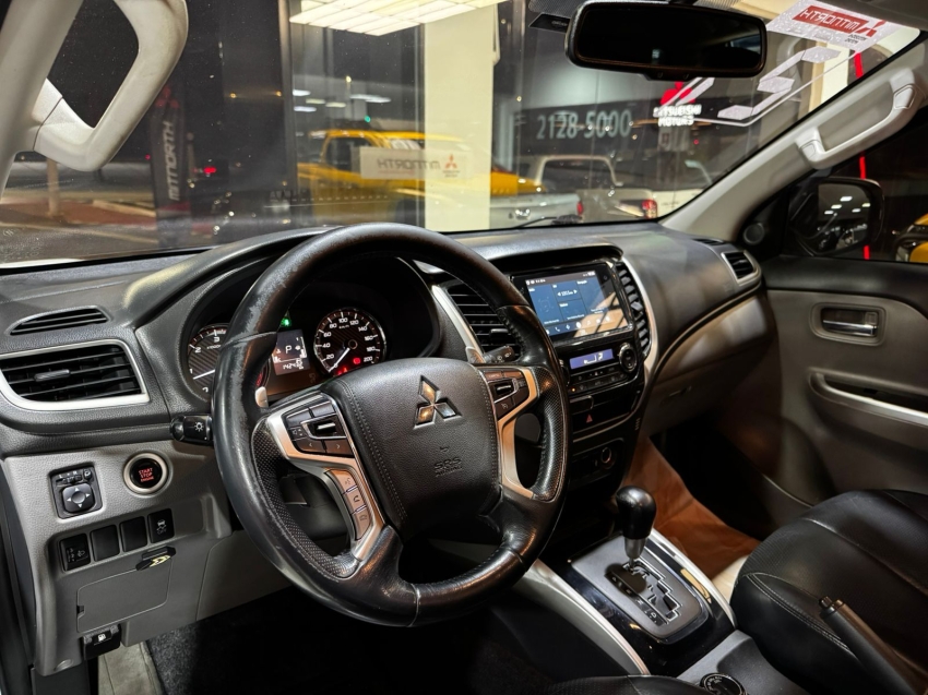 Mitsubishi-L200 TRITON-2.4 16V TURBO DIESEL OUTDOOR HPE-S CD 4X4 AUTOMÁTICO