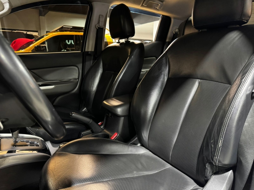 Mitsubishi-L200 TRITON-2.4 16V TURBO DIESEL OUTDOOR HPE-S CD 4X4 AUTOMÁTICO