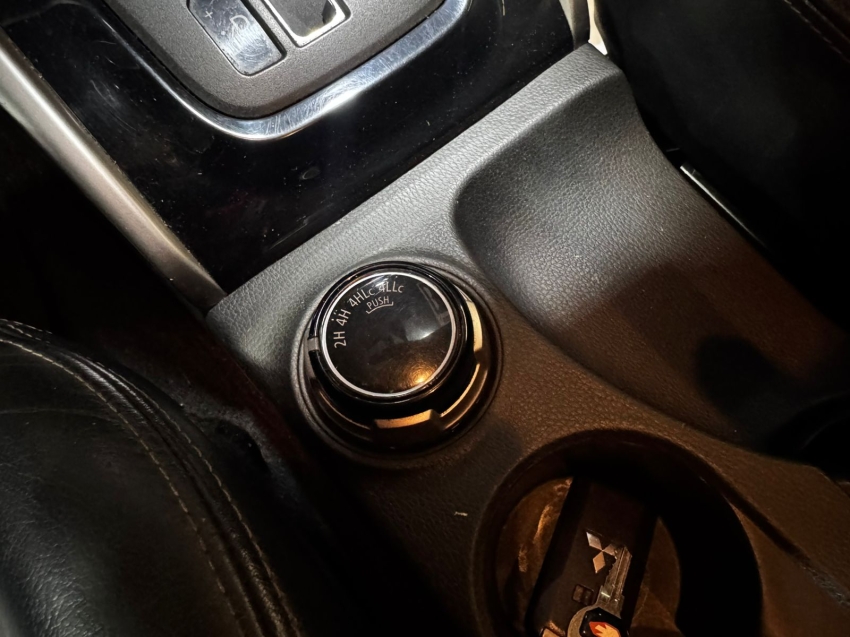 Mitsubishi-L200 TRITON-2.4 16V TURBO DIESEL OUTDOOR HPE-S CD 4X4 AUTOMÁTICO