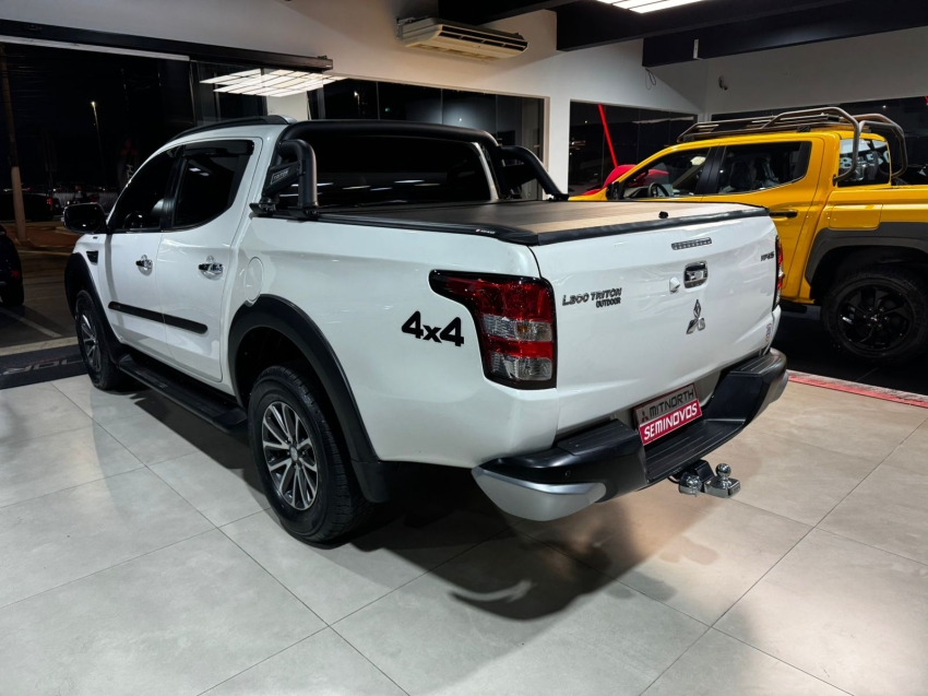 Mitsubishi-L200 TRITON-2.4 16V TURBO DIESEL OUTDOOR HPE-S CD 4X4 AUTOMÁTICO