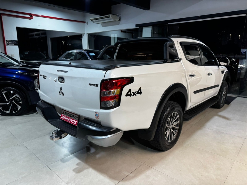 Mitsubishi-L200 TRITON-2.4 16V TURBO DIESEL OUTDOOR HPE-S CD 4X4 AUTOMÁTICO