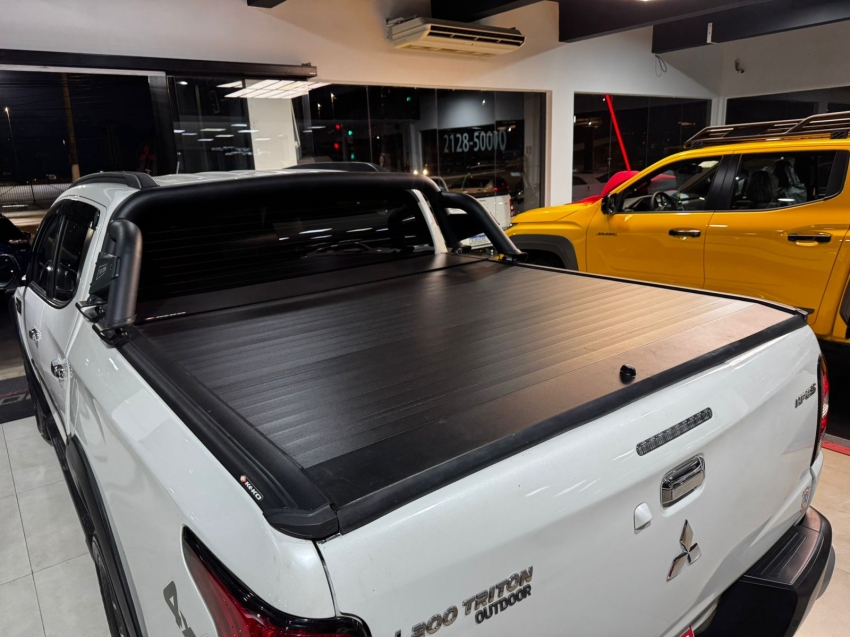 Mitsubishi-L200 TRITON-2.4 16V TURBO DIESEL OUTDOOR HPE-S CD 4X4 AUTOMÁTICO