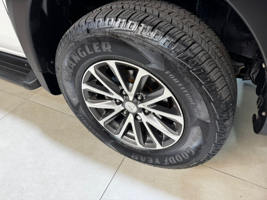 Mitsubishi-L200 TRITON-2.4 16V TURBO DIESEL OUTDOOR HPE-S CD 4X4 AUTOMÁTICO