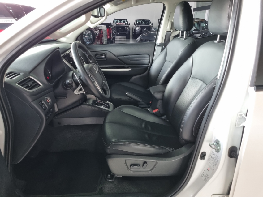 Mitsubishi-L200 TRITON-2.4 16V TURBO DIESEL SPORT HPE-S CD 4P 4X4 AUTOMÁTICO