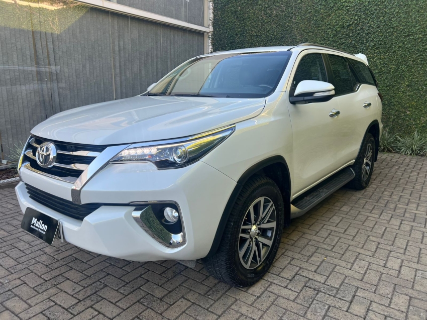 Toyota-HILUX SW4-2.8 SRX 4X4 7 LUGARES 16V TURBO INTERCOOLER DIESEL 4P AUTOMÁTICO