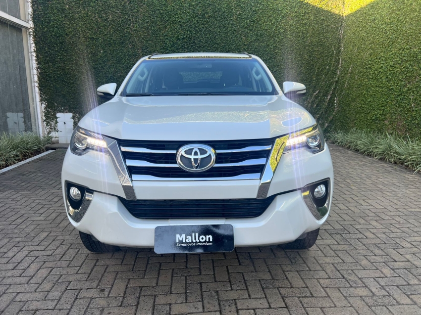 Toyota-HILUX SW4-2.8 SRX 4X4 7 LUGARES 16V TURBO INTERCOOLER DIESEL 4P AUTOMÁTICO