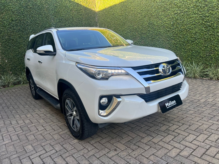 Toyota-HILUX SW4-2.8 SRX 4X4 7 LUGARES 16V TURBO INTERCOOLER DIESEL 4P AUTOMÁTICO