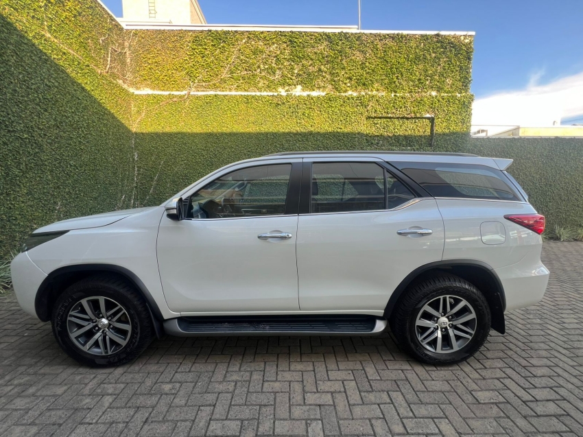 Toyota-HILUX SW4-2.8 SRX 4X4 7 LUGARES 16V TURBO INTERCOOLER DIESEL 4P AUTOMÁTICO