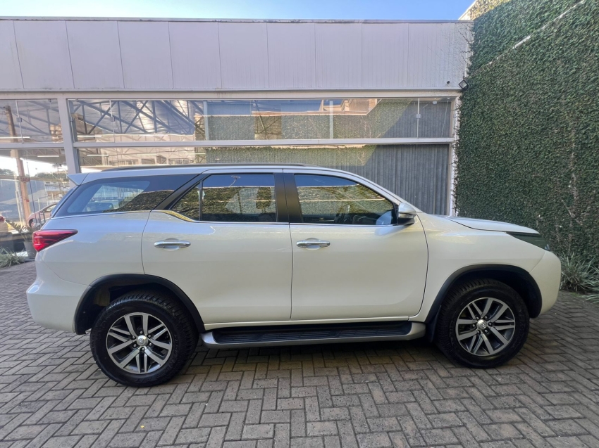 Toyota-HILUX SW4-2.8 SRX 4X4 7 LUGARES 16V TURBO INTERCOOLER DIESEL 4P AUTOMÁTICO