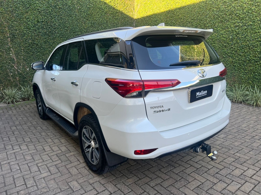 Toyota-HILUX SW4-2.8 SRX 4X4 7 LUGARES 16V TURBO INTERCOOLER DIESEL 4P AUTOMÁTICO