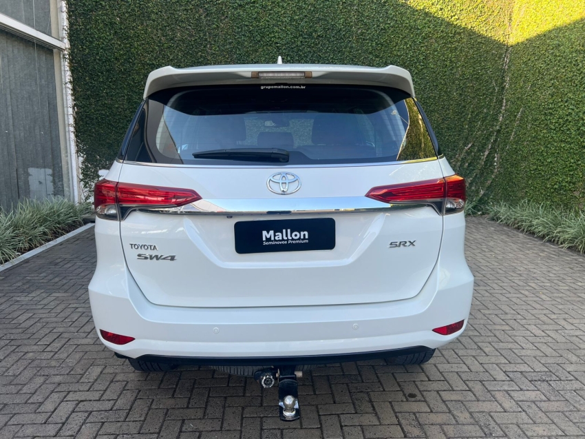 Toyota-HILUX SW4-2.8 SRX 4X4 7 LUGARES 16V TURBO INTERCOOLER DIESEL 4P AUTOMÁTICO