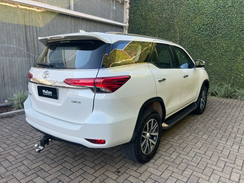 Toyota-HILUX SW4-2.8 SRX 4X4 7 LUGARES 16V TURBO INTERCOOLER DIESEL 4P AUTOMÁTICO