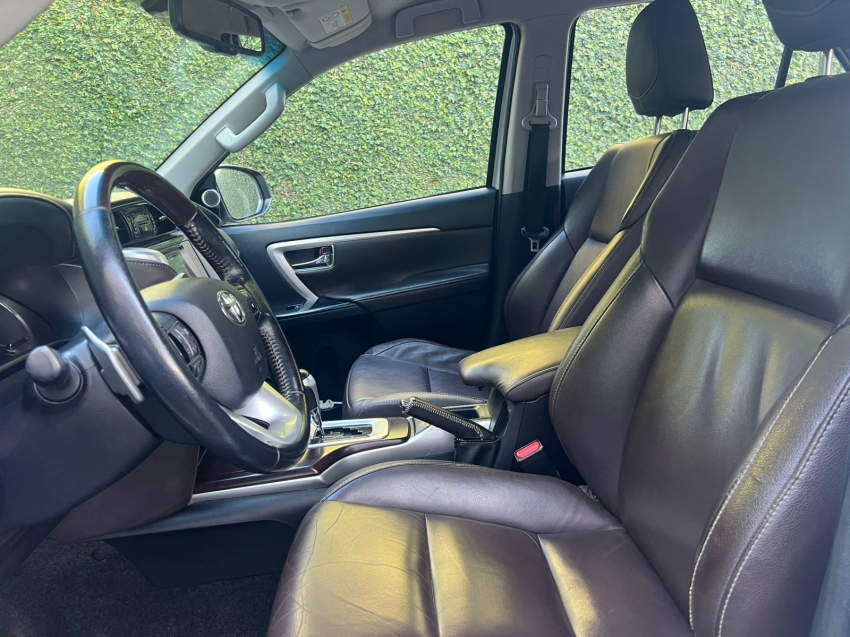 Toyota-HILUX SW4-2.8 SRX 4X4 7 LUGARES 16V TURBO INTERCOOLER DIESEL 4P AUTOMÁTICO