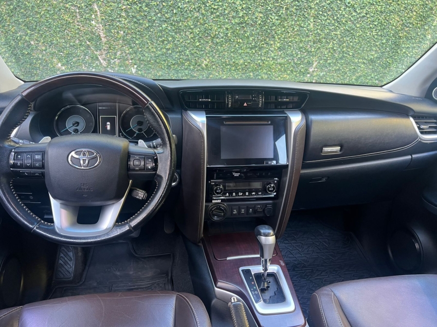 Toyota-HILUX SW4-2.8 SRX 4X4 7 LUGARES 16V TURBO INTERCOOLER DIESEL 4P AUTOMÁTICO