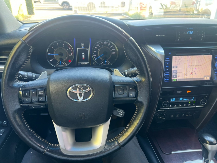 Toyota-HILUX SW4-2.8 SRX 4X4 7 LUGARES 16V TURBO INTERCOOLER DIESEL 4P AUTOMÁTICO