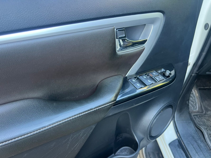 Toyota-HILUX SW4-2.8 SRX 4X4 7 LUGARES 16V TURBO INTERCOOLER DIESEL 4P AUTOMÁTICO