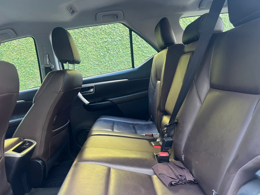 Toyota-HILUX SW4-2.8 SRX 4X4 7 LUGARES 16V TURBO INTERCOOLER DIESEL 4P AUTOMÁTICO