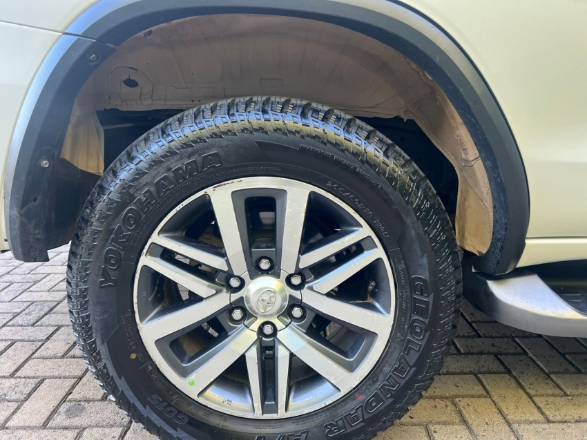 Toyota-HILUX SW4-2.8 SRX 4X4 7 LUGARES 16V TURBO INTERCOOLER DIESEL 4P AUTOMÁTICO