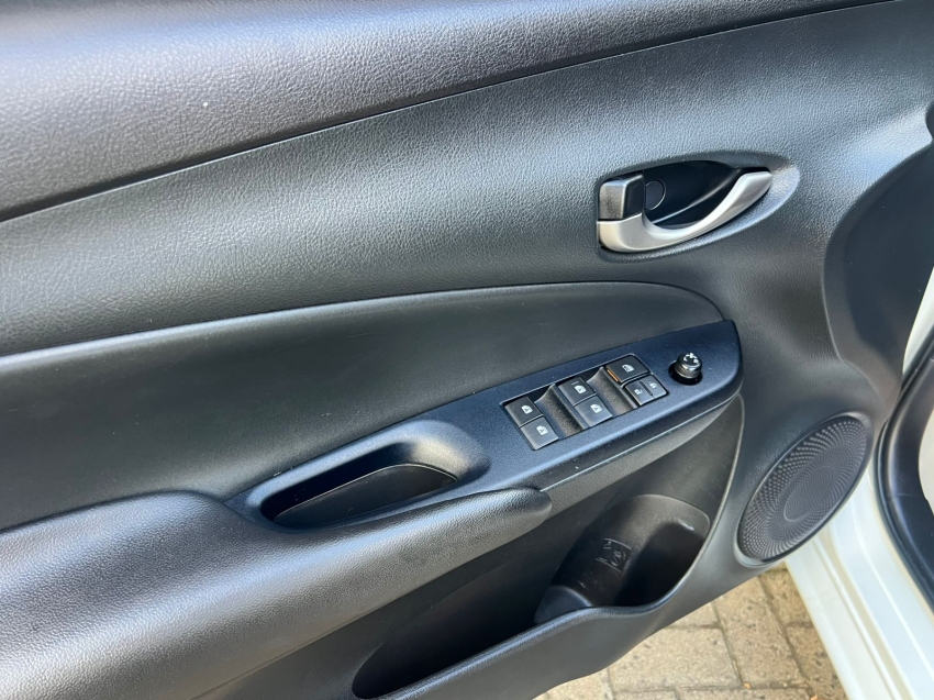 Toyota-YARIS-1.5 16V FLEX SEDAN XL LIVE MULTIDRIVE