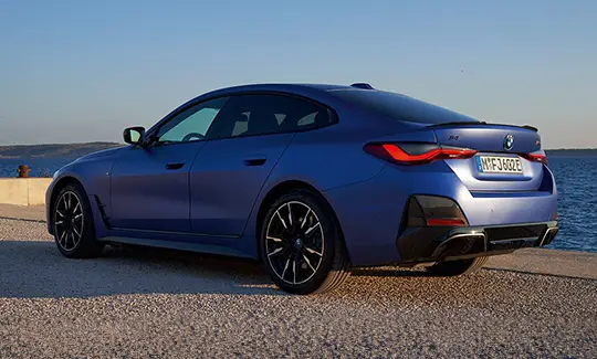 O BMW i4 eDRIVE40 PROPORCIONA UMA AUTONOMIA DE ATÉ 422 KM.