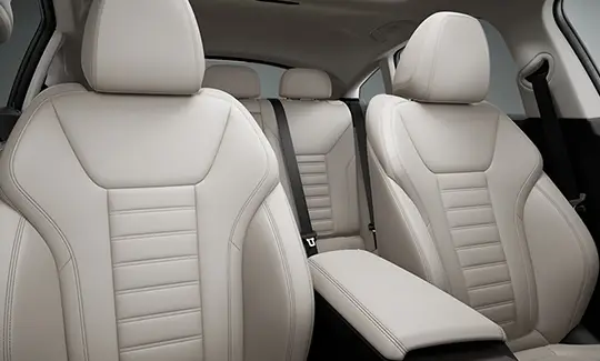 INTERIOR DO BMW i4.