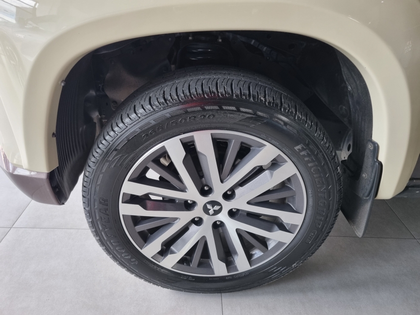 Mitsubishi-L200 TRITON-2.4 16V TURBO DIESEL SPORT HPE-S TERRA CD 4P 4X4 AUTOMÁTICO