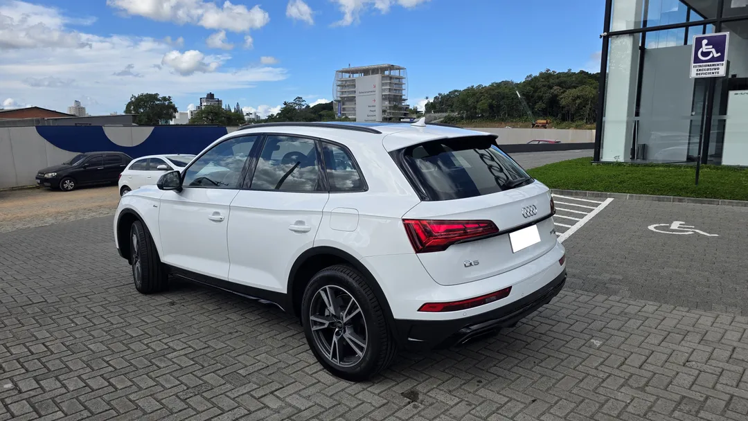 audi q5 perf. black 2.0 tfsie s.tr. qt (hib.)