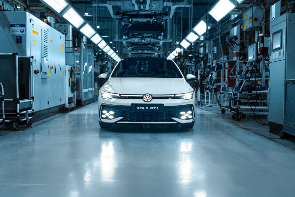 Fábrica da Volkswagen vira pista de corrida para o Golf GTI