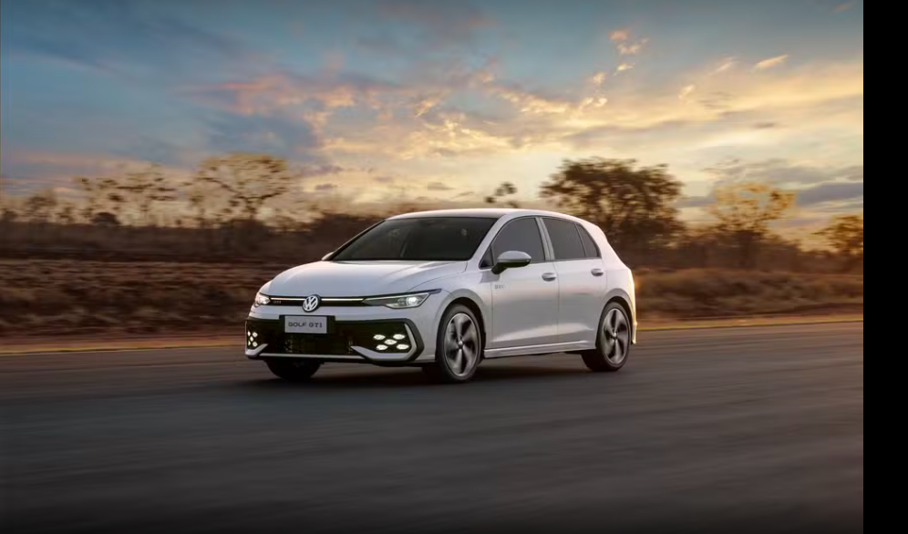 Após esgotar em dias, Volkswagen Golf GTI ganha novo lote