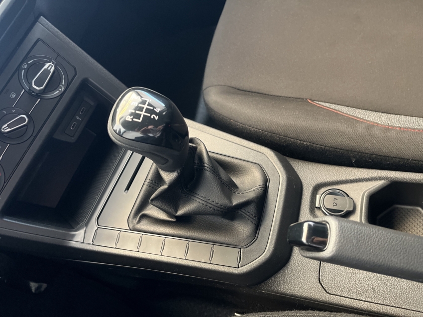 VW - Volkswagen-POLO-1.0 MPI TRACK MANUAL