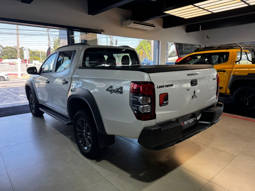 Mitsubishi-L200 TRITON-2.4 16V TURBO DIESEL SPORT OUTDOOR PLUS CD 4P 4X4 AUTOMÁTICO