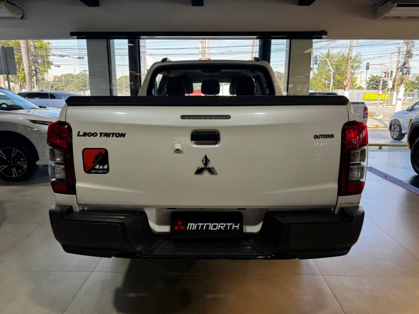 Mitsubishi-L200 TRITON-2.4 16V TURBO DIESEL SPORT OUTDOOR PLUS CD 4P 4X4 AUTOMÁTICO