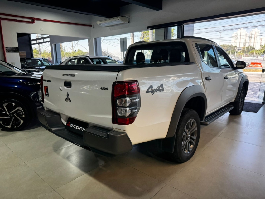 Mitsubishi-L200 TRITON-2.4 16V TURBO DIESEL SPORT OUTDOOR PLUS CD 4P 4X4 AUTOMÁTICO
